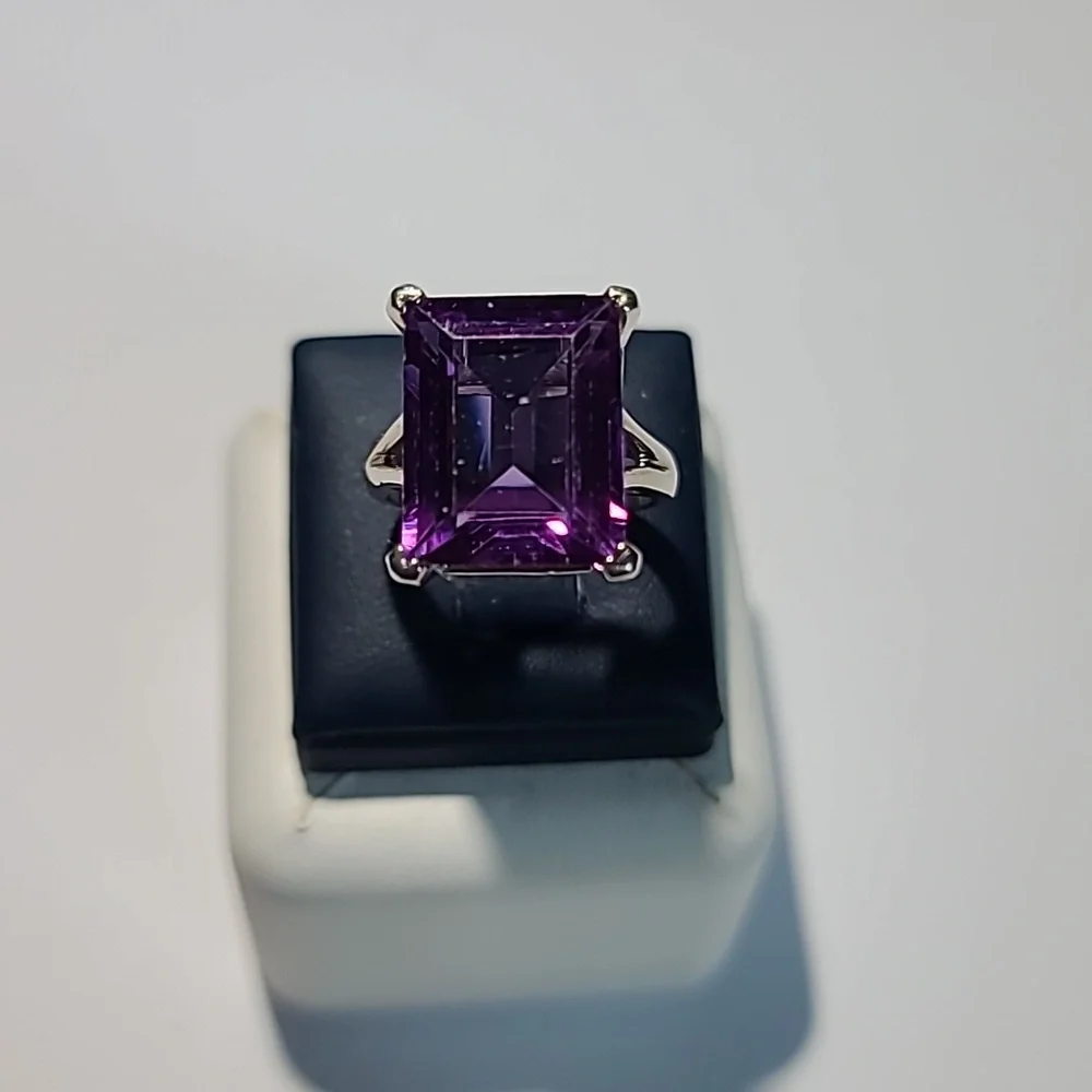 14KT white gold purple gemstone ring. - Picture 1 of 7